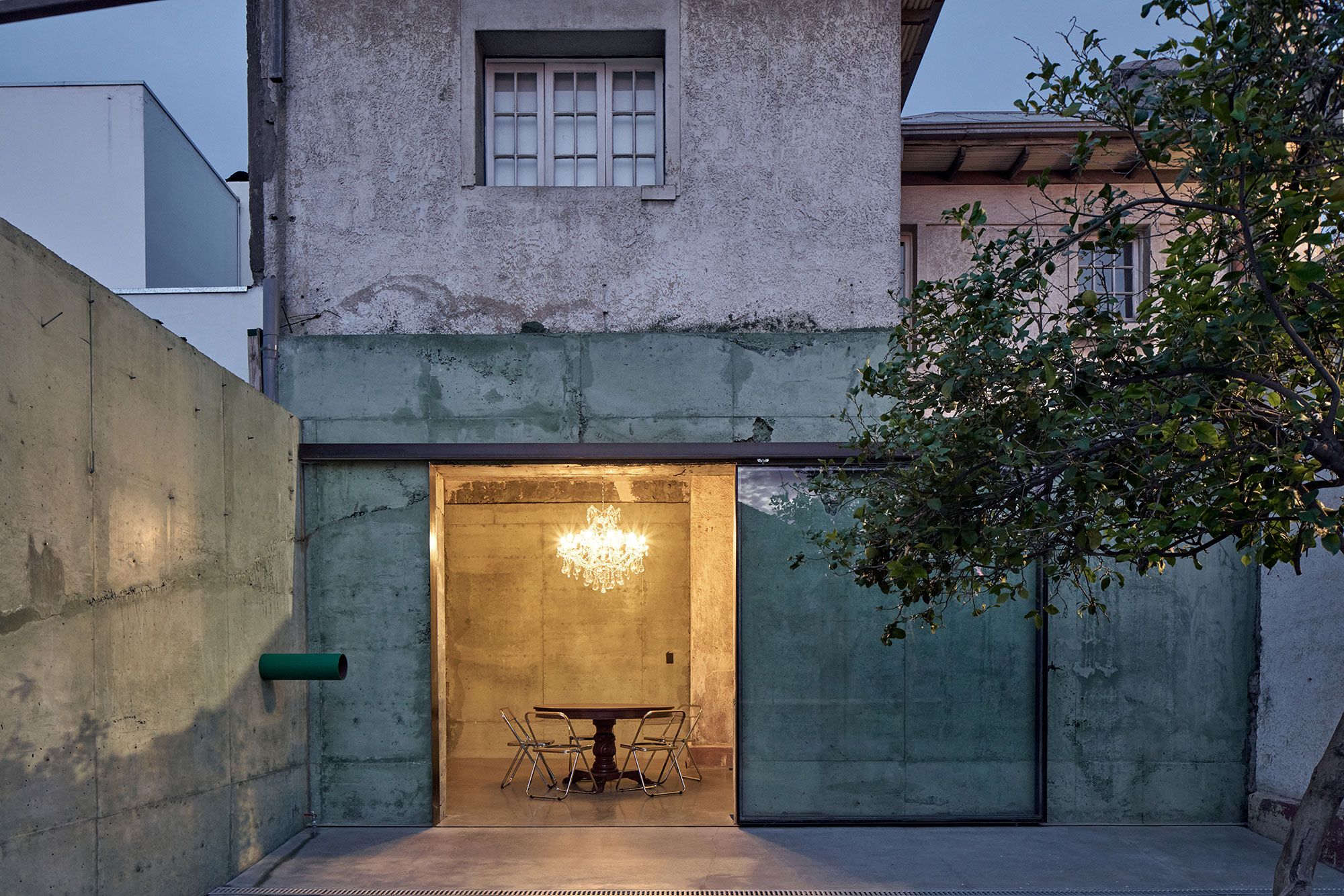 La sala privada, encendida al atardecer.